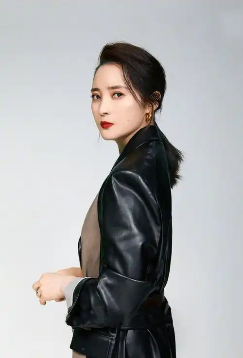 照片中的蒋勤勤手拿算盘,氛围感满满,犀利的眼神里太有戏,不愧是实力