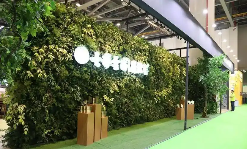 只为让每一个人来到七彩云南的展位,置身于这样的绿色中,都能