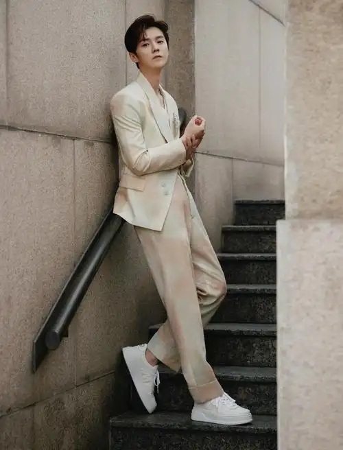 鹿晗印花西装搭配高级珠宝胸针,时尚贵气,还减龄