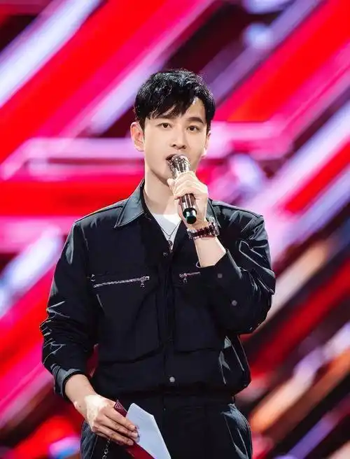 被43岁的黄晓明生图帅到,留络腮胡男人味足,不油腻反而很帅_气质_风格