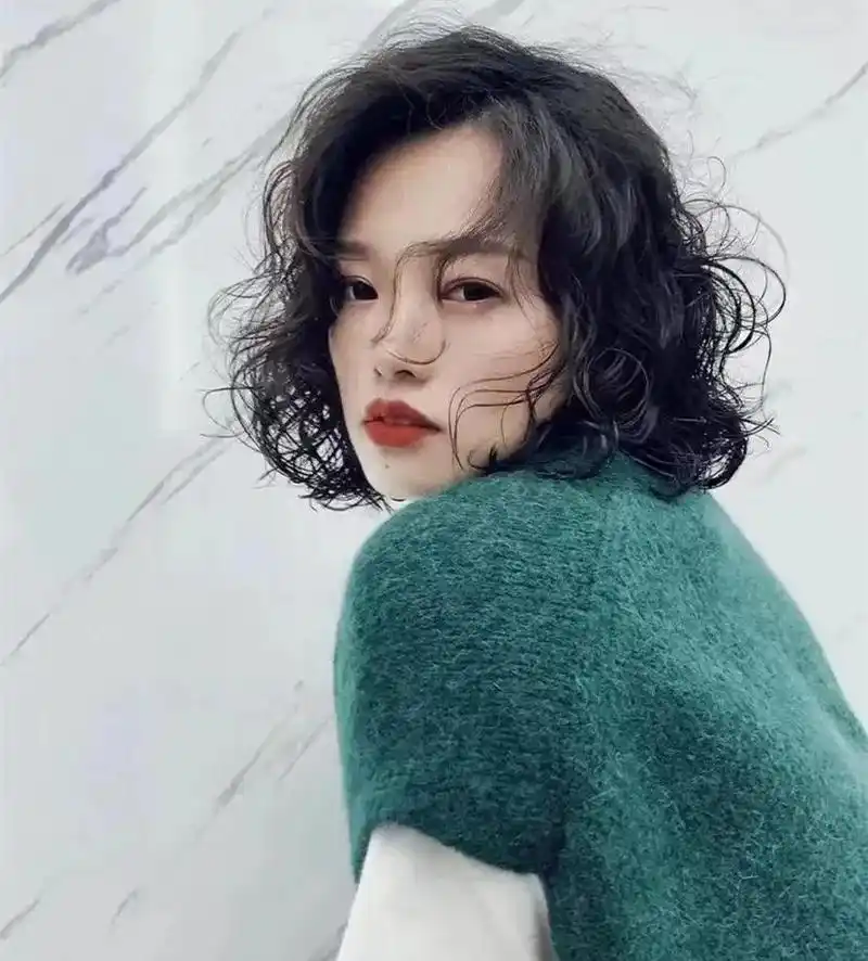 9款很火的满头卷短发——港风卷发