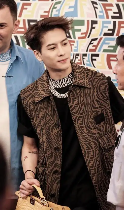 王嘉尔最新近照网友看到后不敢相信黑眼圈大眼袋满脸沧桑