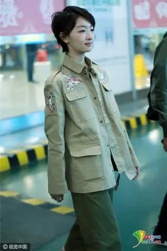 周冬雨行程繁忙返京 机场休息区玩"北京瘫"