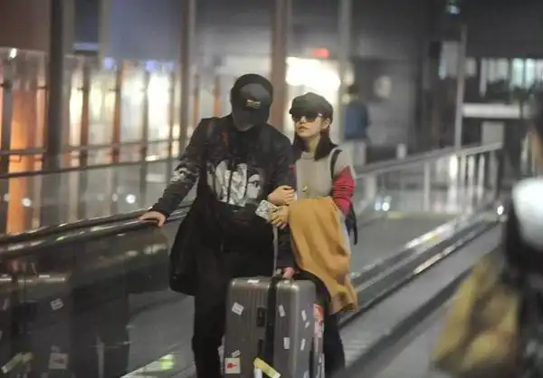 图陈晓机场醉酒痛哭图曝光悲伤难抑无法过安检竟为赵丽颖