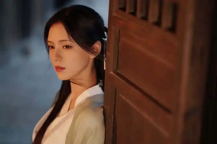 最近张予曦凭借着mv里的一套古风造型"杀疯了".