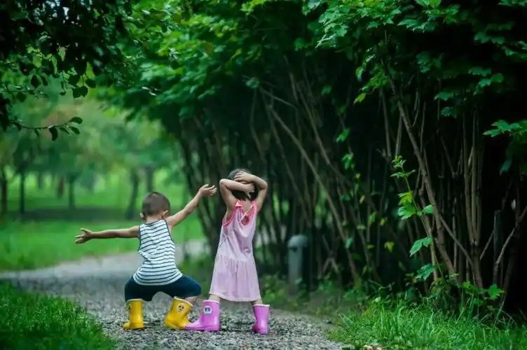 雨后的姐弟俩