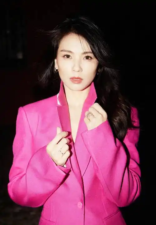 刘涛时装周首次尝试芭比粉色裤子!明艳,完美驾驭前卫!