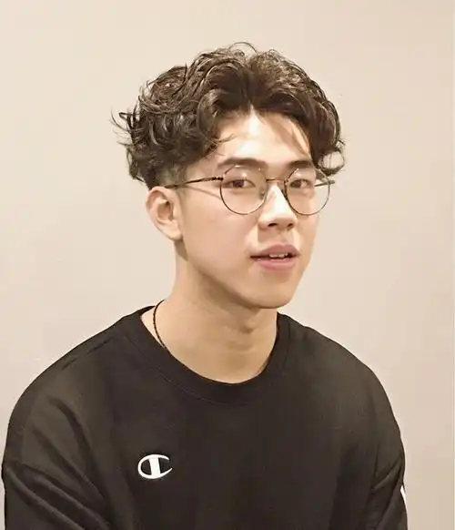 首页 男生发型 男生烫发 矮个子男生看过来 男生发顶蓬松短烫发增高