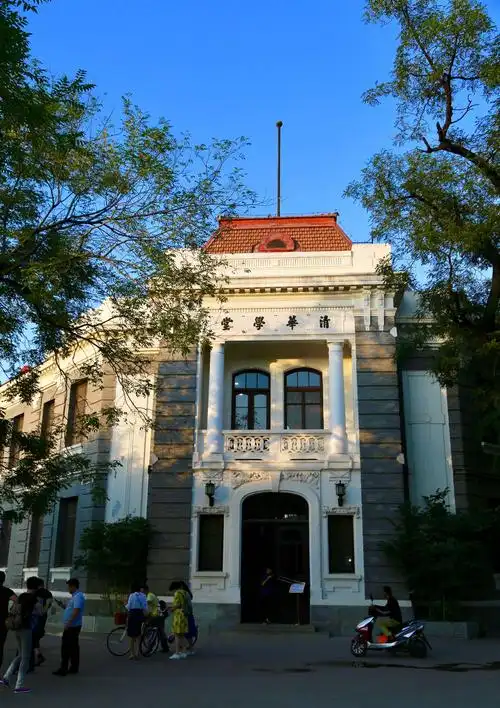 清华学堂位于北京市海淀区清华园清华大学校园内,是全国重点文物保护