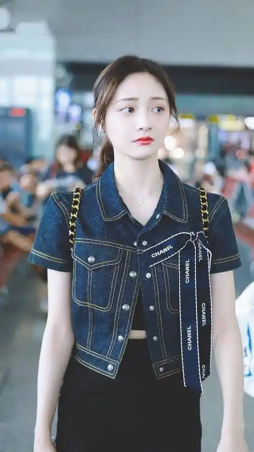 周洁琼亮相机场,穿戴牛仔短款衣饰,内搭玄色露脐装,隐隐暴露小蛮腰