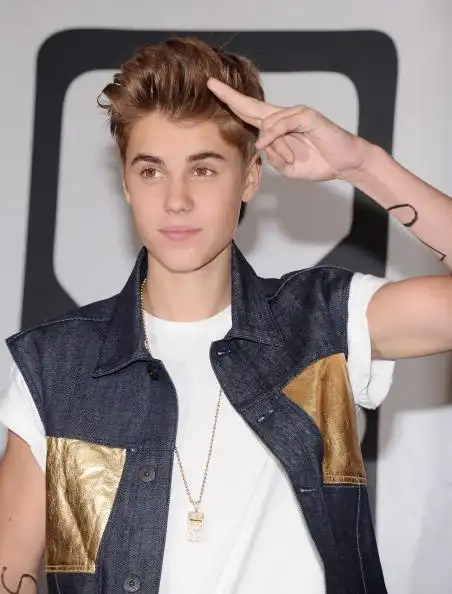 justinbieber举办签售会,给粉丝们签名呢