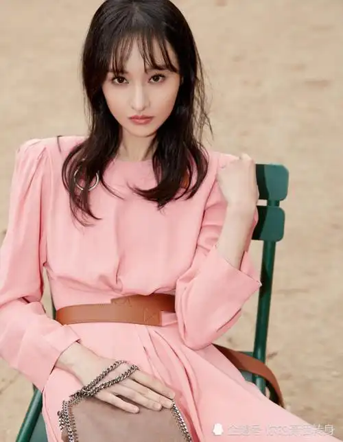偶像郑爽,出席活动照片,粉色长裙性感高冷
