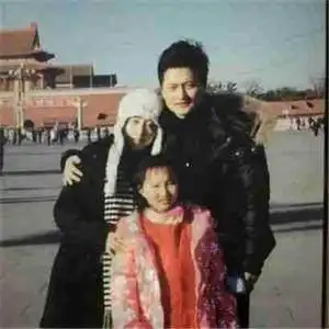 在离开了云飞之后,原配妻子只能带着女儿一起生活,对于过去而言都是