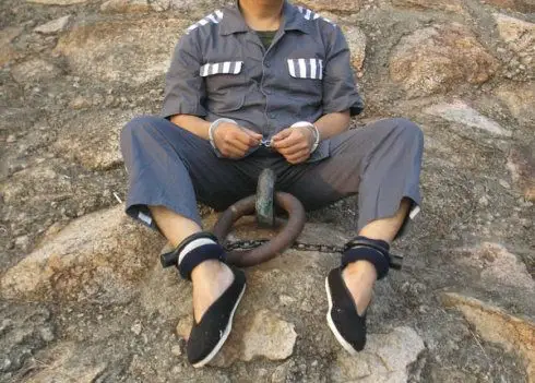 脚镣男囚犯_脚镣男孩囚犯图_囚犯脚镣