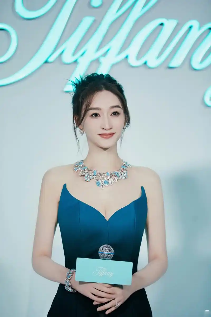 李小冉身穿蓝色渐变色高开叉礼服搭配蒂芙尼璀璨珠宝