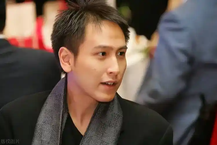 "汤臣少主"汤珈铖:,18岁做霸总身家百亿,39未婚成父母心病