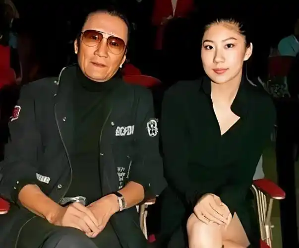 相爱10年后,84岁谢贤对女友说:不耽误你,分手.女友舍不得离开