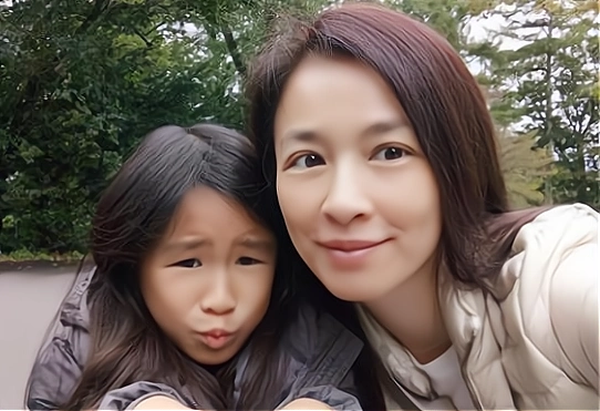 有种"不公平遗传"叫焦恩俊女儿:一个形同路人,一个似古典美女