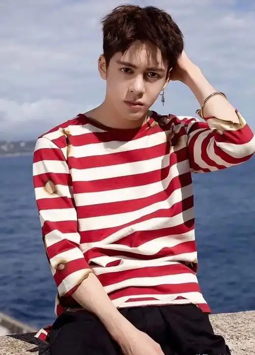 原本他的父母是希望他出国读个正儿八经的大学学工商管理,毕业后回来