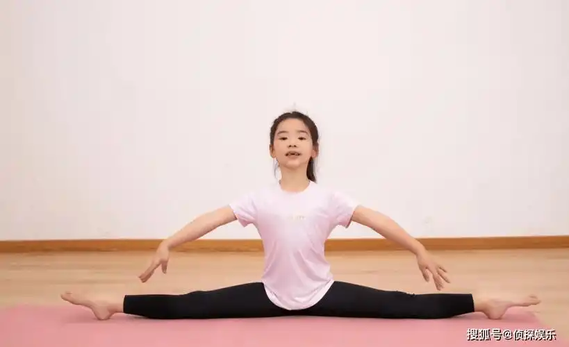 原创董璇与女儿练亲子瑜伽,6岁小酒窝秀一字马,长相复制爸爸小哥_妈妈