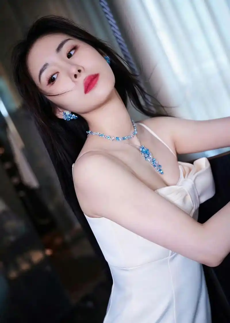 张碧晨穿白色裙子时,特别甜美可人.女神气质爆棚!