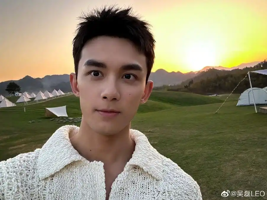 组图:吴磊晒落日余晖下收工自拍 比耶露齿笑阳光帅气_高清图集_新浪网