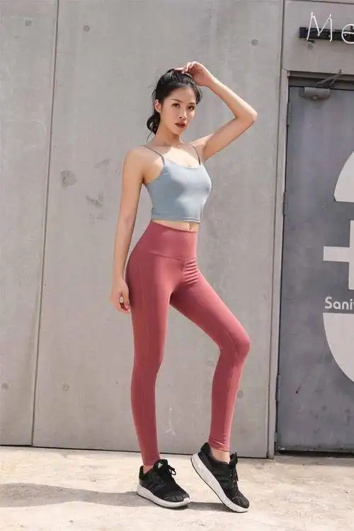 但是如何穿搭紧身瑜伽裤,才能避免尴尬和不雅呢?