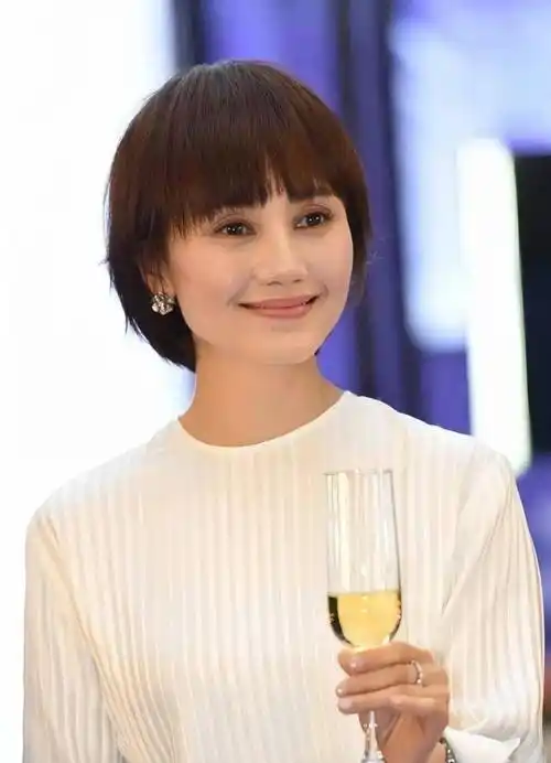 45岁袁泉活成了中年女人的样板:头发剪短,裙子过膝,美得惊艳_女性