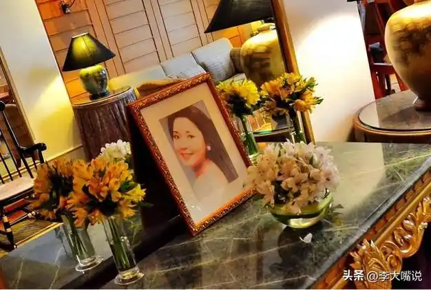 邓丽君在医院去世,记者近距离拍下遗体照片,发现不可思议一幕!