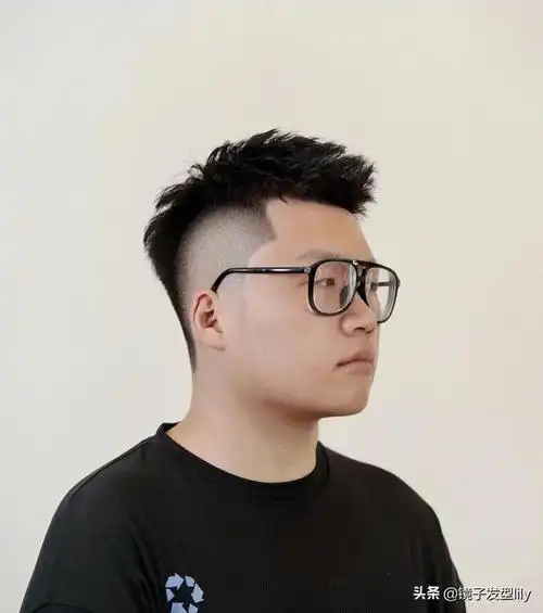 发型男2020潮流图片(16款发型为你演绎)(3)