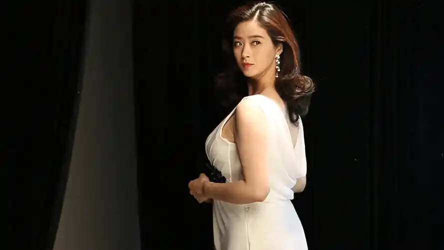 确实,蒋欣的身材绝对算不上瘦但说她太胖那也是有些过了实际上蒋欣的