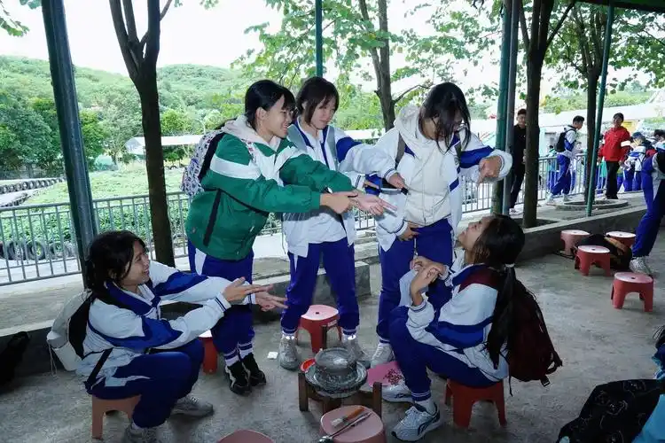 小学生出游日记#研学  #划小船 - 抖音