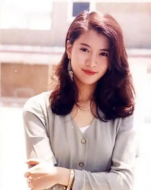 这5位女明星,年轻时颜值倾国倾城,如今却一个个胖成"老大妈"