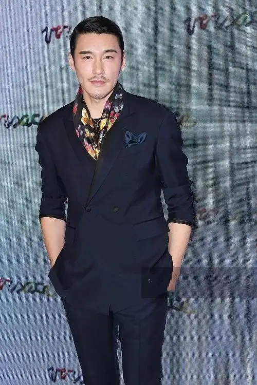 小狼狗变时尚大叔, 岁月催人老, 47岁胡兵梳油头留胡子比以前更帅