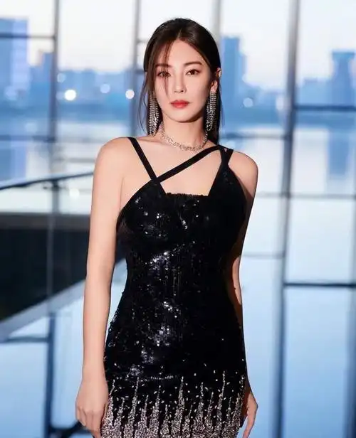 36岁张雨绮身材太绝了芊芊细腰和大长腿绝世美颜太养眼