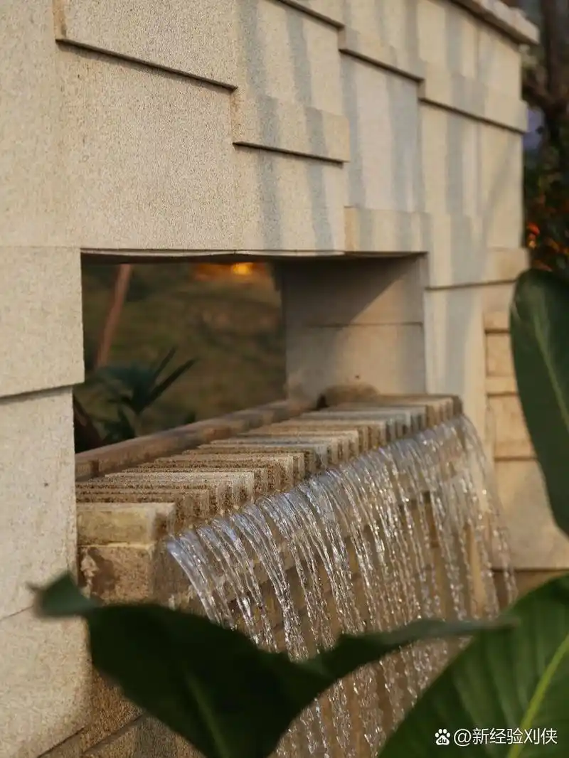 庭院常规设计要素之流水景墙 流水景墙也称水幕墙,是一种专门装饰用的