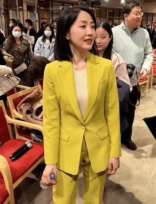央视主播杨丹最近被拍到,她还不到50岁就显现出断崖式的衰老迹象.