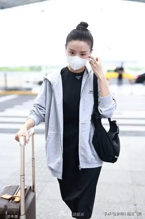 2021年9月4日,上海,董洁现身机场.