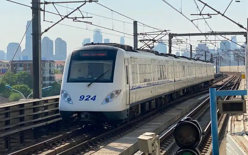 天津地铁9号线列车东丽开发区站出站