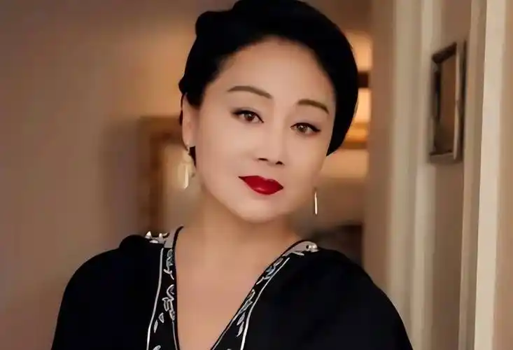 原创王姬靠冯小刚爆红60岁了却自称死不瞑目拉着女儿为儿子拼命