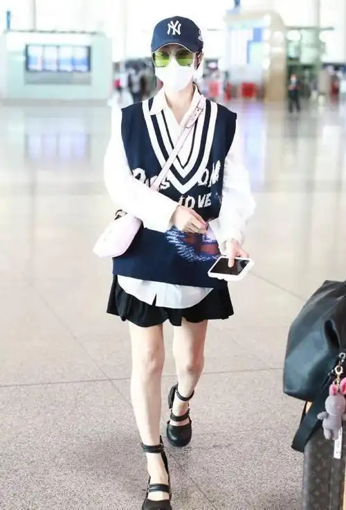 范冰冰贴心为粉丝签名穿学院风大秀少女心就是穿得不太协调