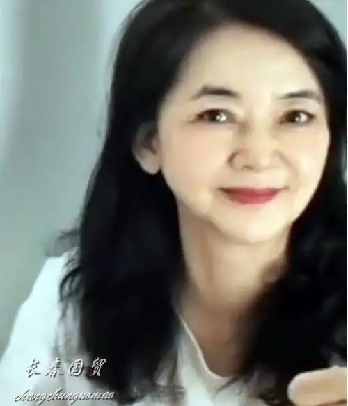 64岁胡慧中近照曝光面带微笑端庄优雅昔日霸王花风韵犹存