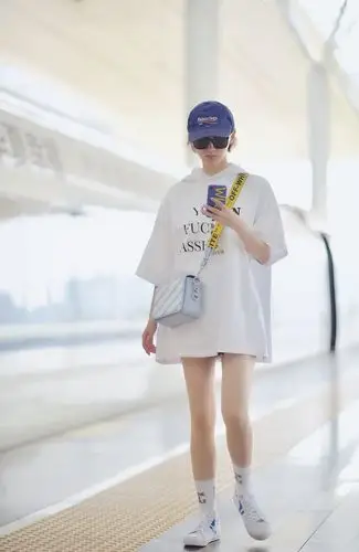 景甜嘻哈范现身机场 秀大长腿玩下衣失踪