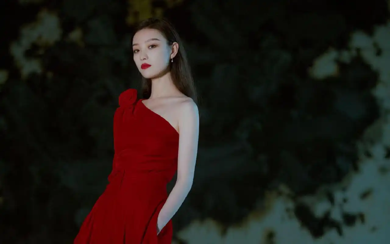 倪妮冷艳迷人写真桌面壁纸