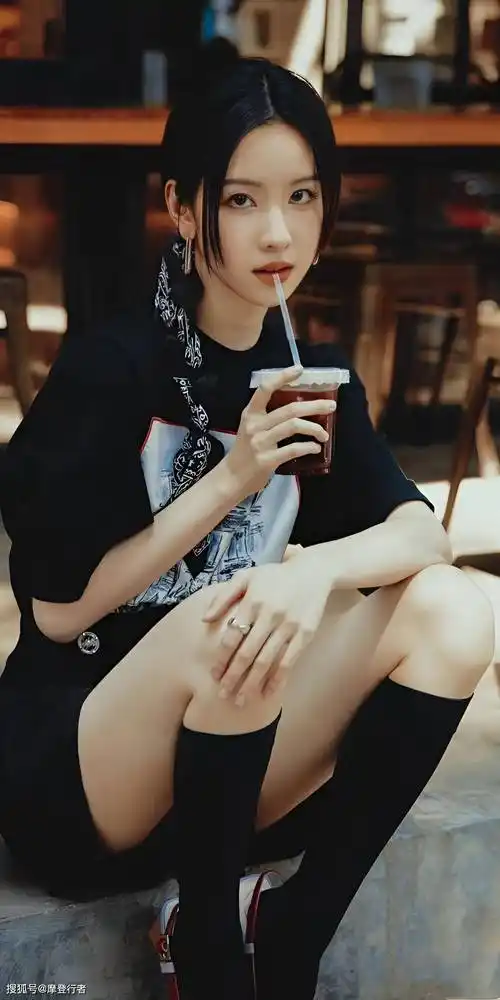 陈都灵身穿黑色t恤短裙搭配黑色长筒袜,在简约中展现出了甜酷的时尚