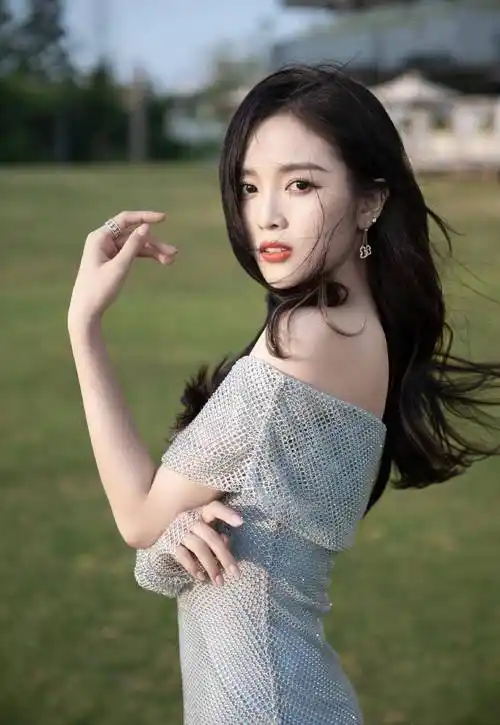 吴宣仪罕见紧身牛仔裤写真,可爱与时尚于一身,这样的女子把心暖化了