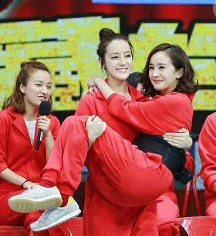 看过了这么多公主抱 我不得不承认热巴好man