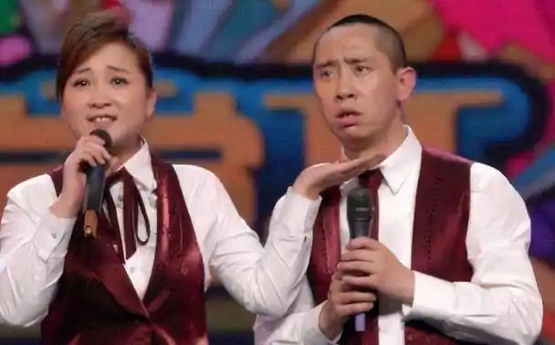 终于在2010年,贾玲和白凯南合作相声,登上了春晚舞