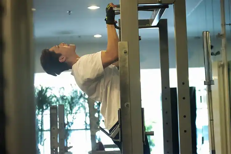 凌潇肃健身房大秀胸肌 嘶吼式锻炼笑翻网友