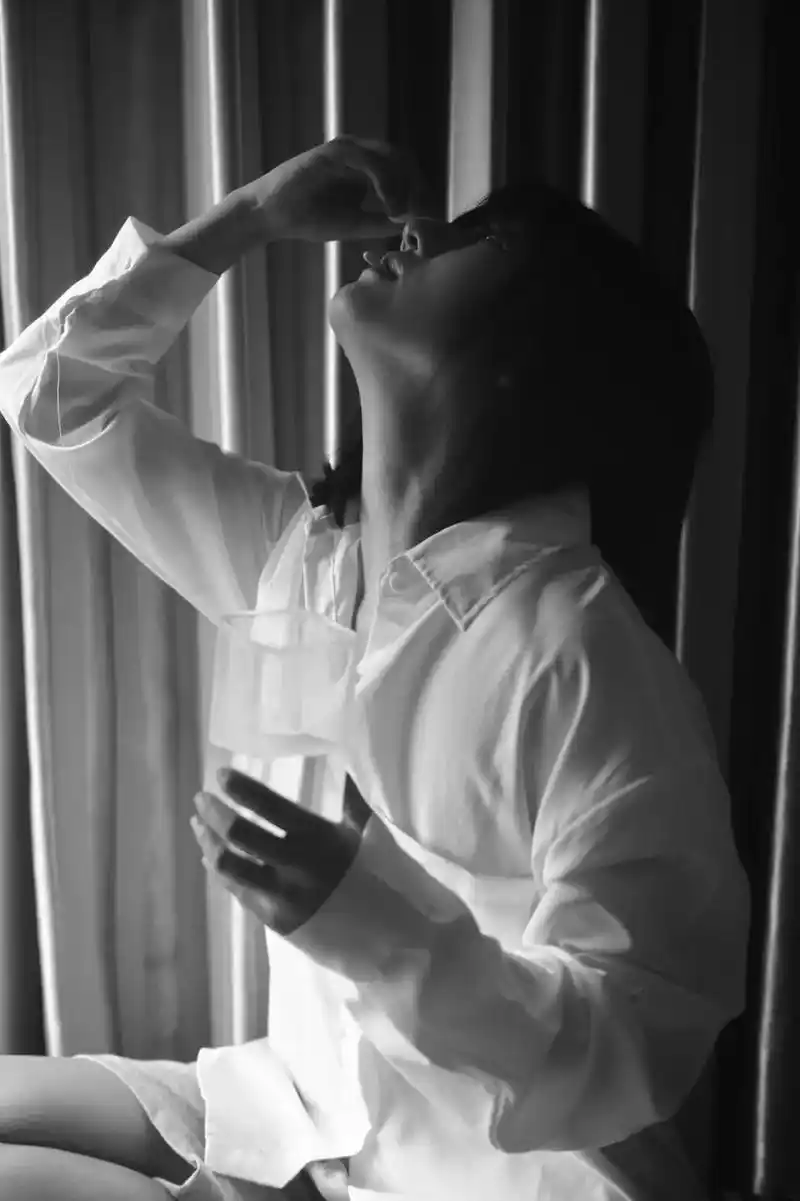 以欢喜之心 慢度日常#写真情绪片 #情绪 #黑白系 #侧脸照 - 抖音